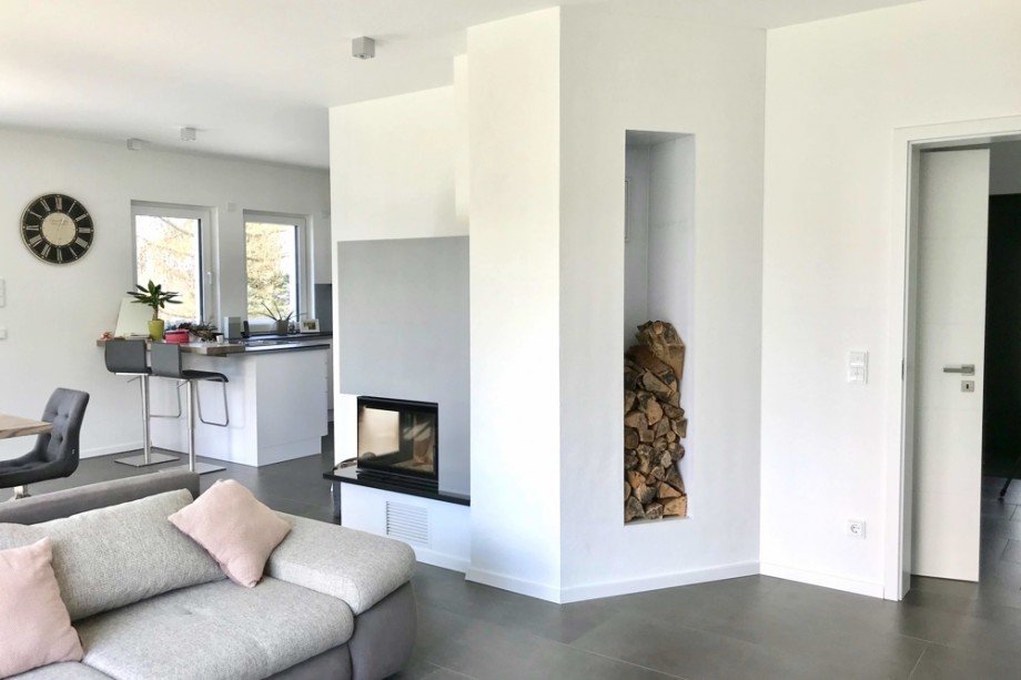 Perfekt eingepasster Kamin im Wohnzimmer Einfamilienhaus Steinbach-Hallenberg/ Viernau