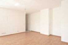 Wohnzimmer mit Blick in den Flur Moderne 1Raumwohnung mit Loggia, Pantryk�che & Stellplatz