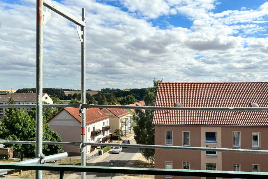 Blick vom Balkon bald ohne Ger�st Etagenwohnung Buttst�dt