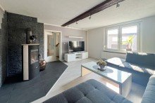 Wohnzimmer mit Kamin- Blick in den Flur Liebevoll saniertes Bauernhaus mit Hinterhaus & Garten in Erfurt/ Bindersleben