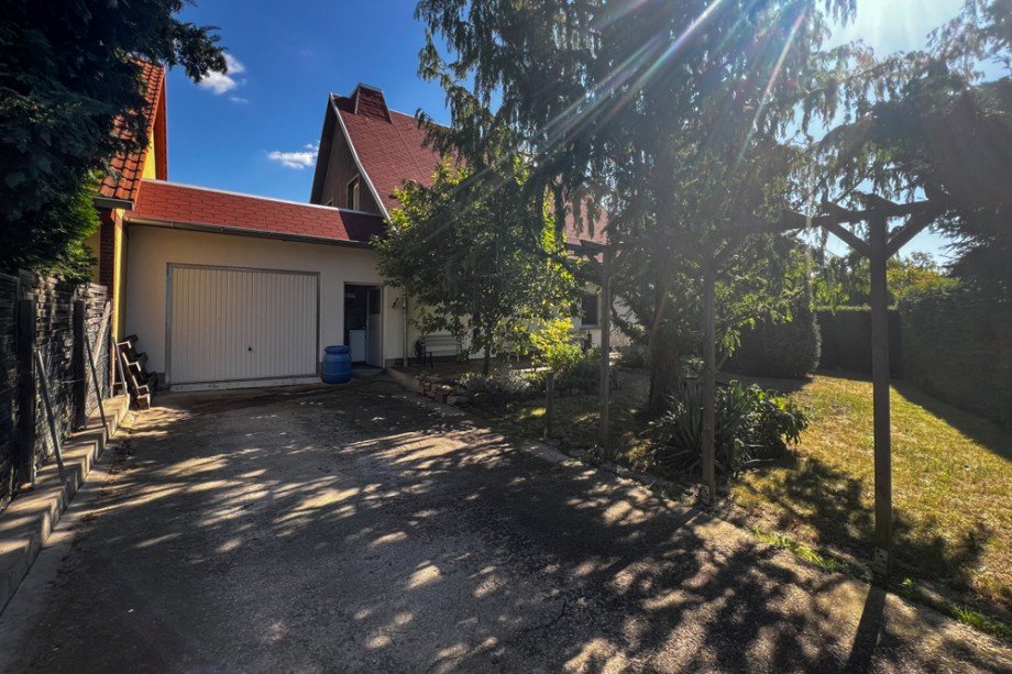 Vorgarten und Zufahrt im Sonnenlicht Einfamilienhaus Erfurt / Niedernissa