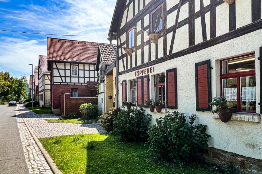 Sanierte Denkmalh�fe s�umen die Stra�e Haus Saalfeld/Saale / Remsch�tz