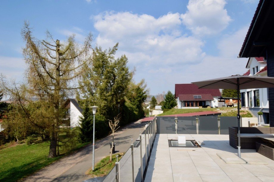 Blick von Terrasse in den L�rchenweg Einfamilienhaus Steinbach-Hallenberg/ Viernau