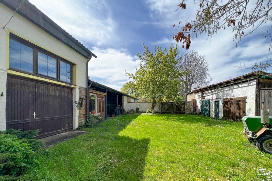 Tenne, xxl-Carport und Stallungen Mehrfamilienhaus Bretleben