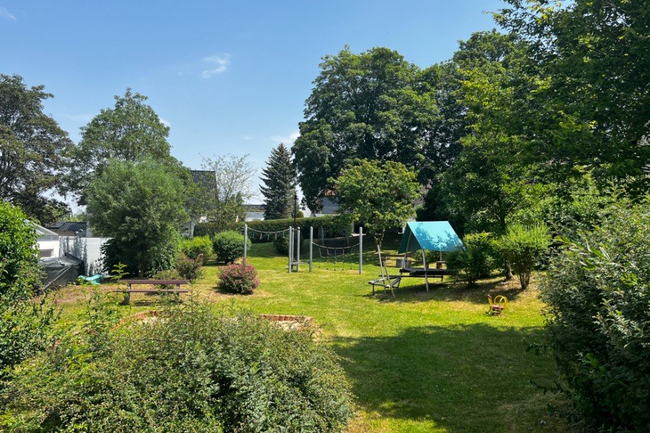 Spielplatz gegen�ber Erdgeschosswohnung Nesse- Apfelst�dt / Kornhochheim
