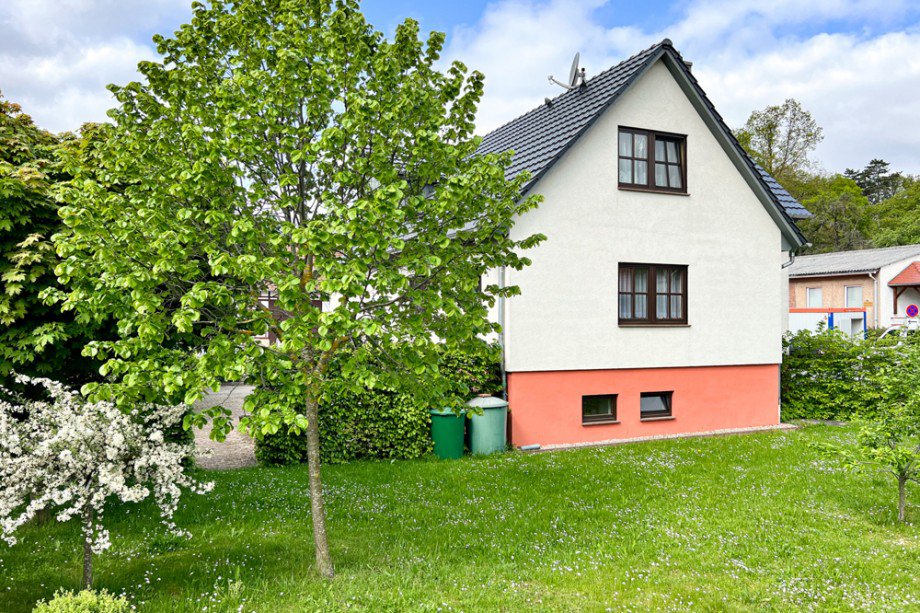 Giebelseite im Gr�nen Einfamilienhaus Arnstadt