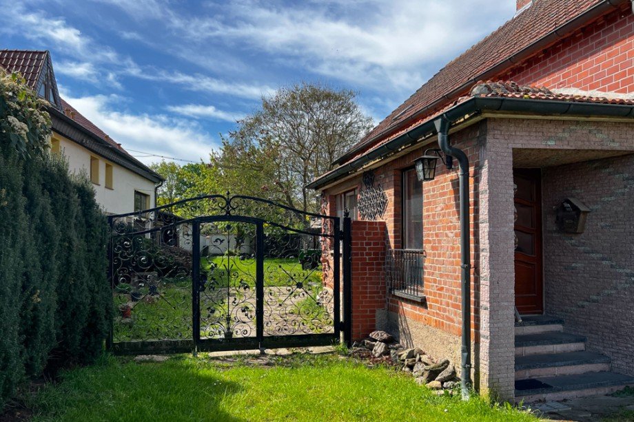 Gemeinschaftliche Toreinfahrt Mehrfamilienhaus Bretleben