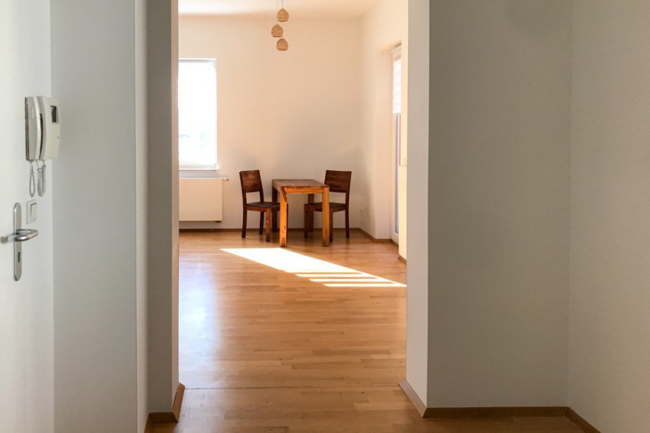Blick vom Flur ins Wohnzimmer Etagenwohnung Erfurt