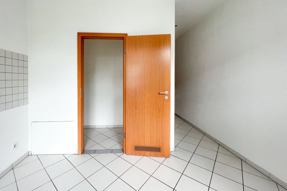 Blick zur Speisekammer und zum Flur Etagenwohnung Erfurt