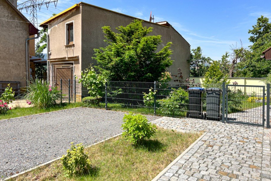PKW- Stellplatz und Garteneingang Haus Saalfeld/Saale / Remsch�tz