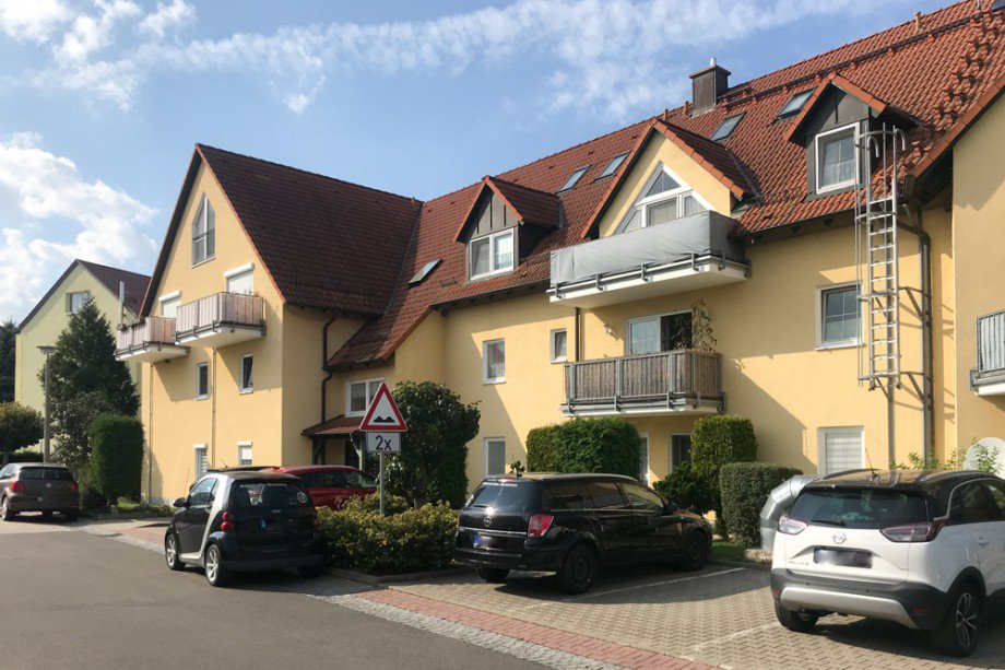 Hauseingang und Stellpl�tze Erdgeschosswohnung Herbsleben