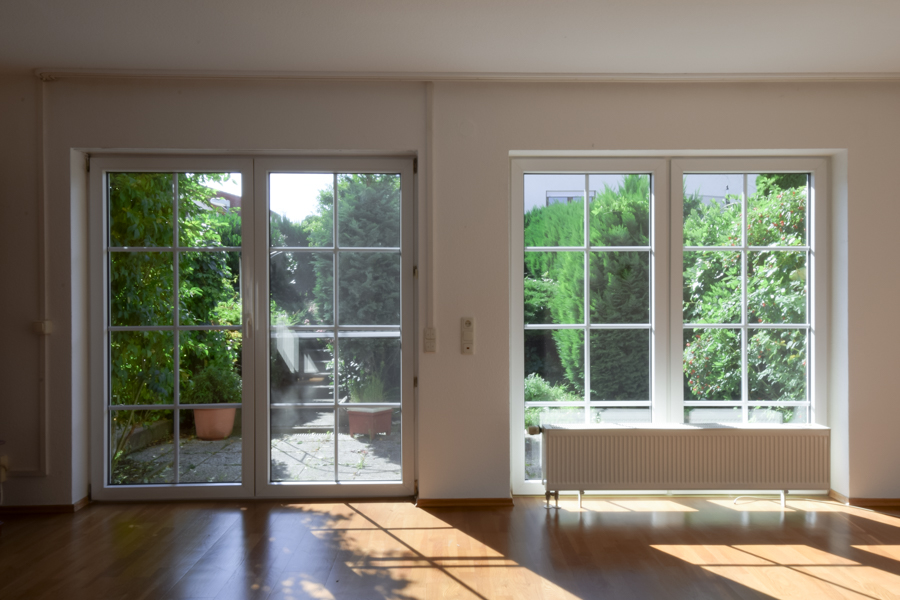 Blick vom Wohnzimmer in den Garten Doppelhaush�lfte Erfurt/ Salomonsborn