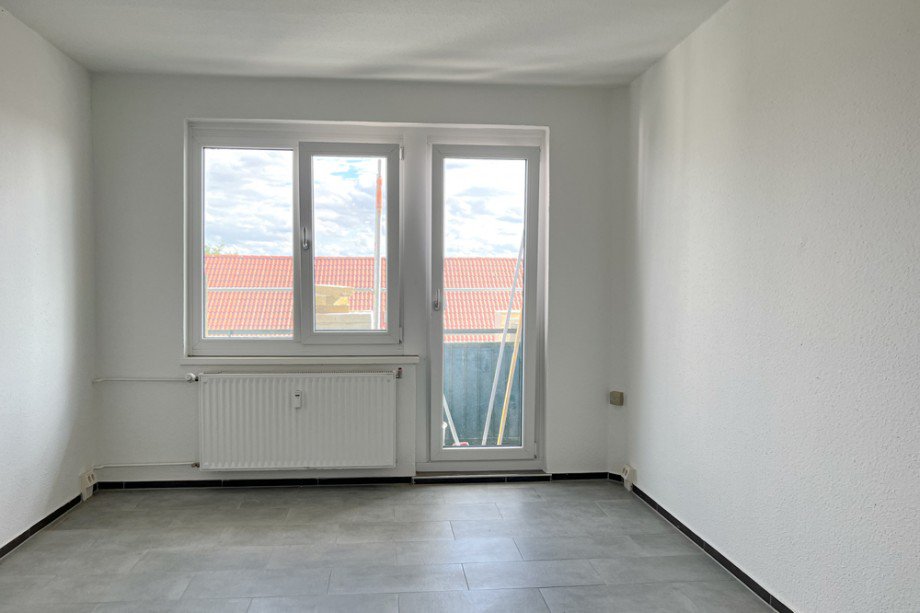 Renovierte Wohnzimmer mit Balkon Etagenwohnung Buttst�dt