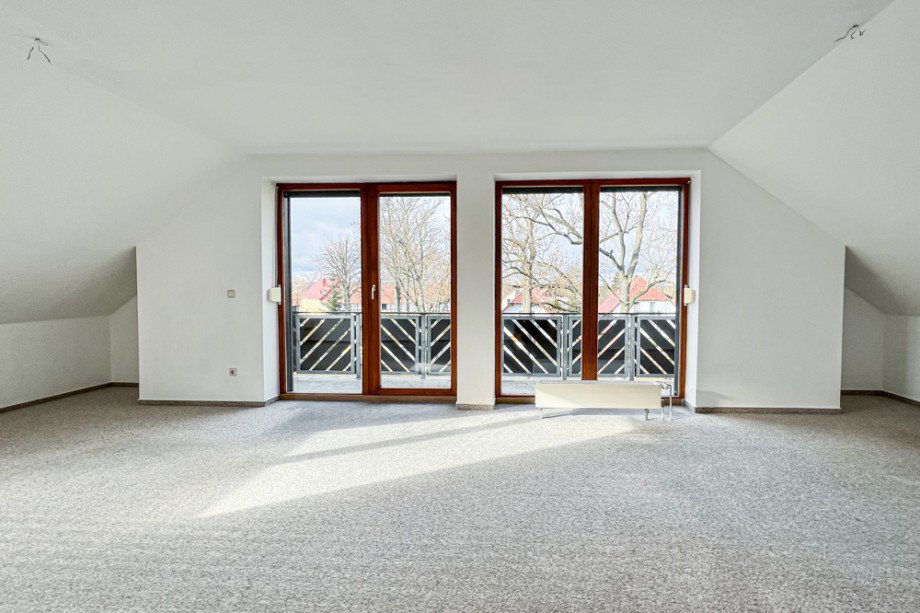 Wohnzimmer mit gro�em Balkon Dachgeschosswohnung Erfurt/ Gottstedt