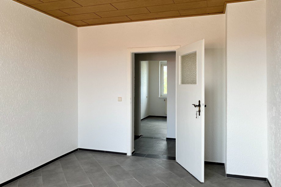 Wohnzimmer mit Blick in den Flur Etagenwohnung Buttst�dt