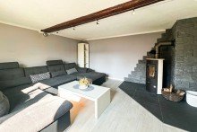 Wohnzimmer mit Kamin Liebevoll saniertes Bauernhaus mit Hinterhaus & Garten in Erfurt/ Bindersleben