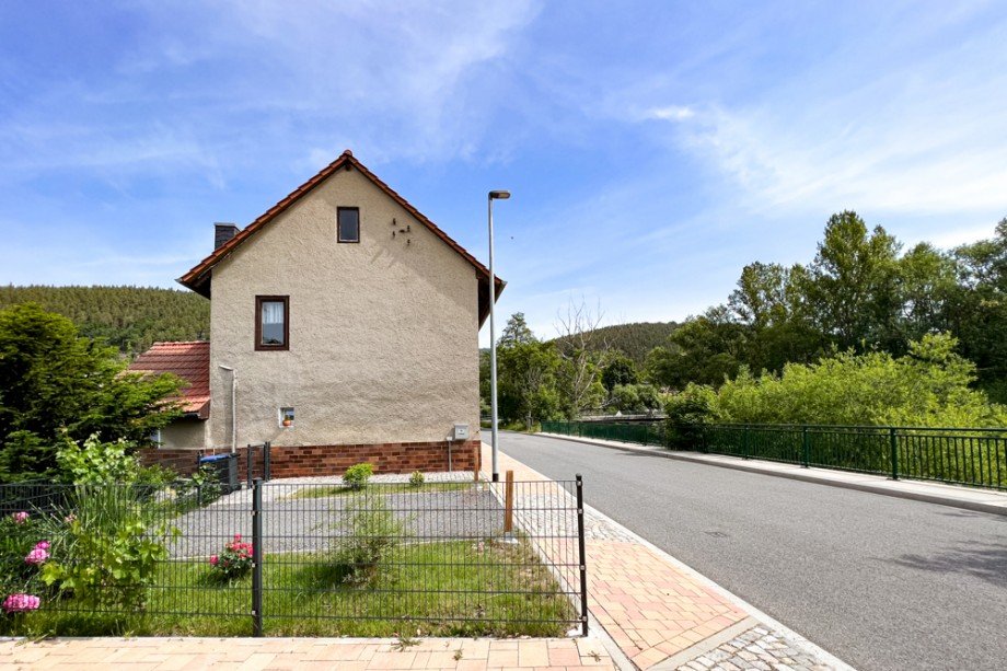Giebelseite mit PKW- Stellplatz_ Haus Saalfeld/Saale / Remsch�tz