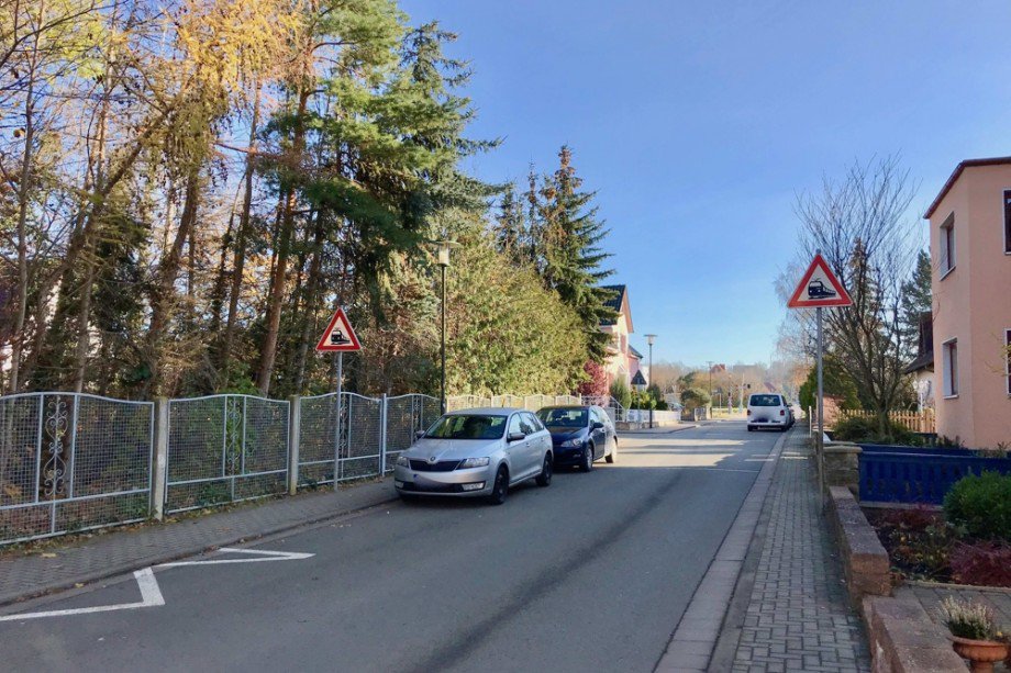 Grundst�cksgrenze an der Fasanieriestra�e Einfamilienhaus Tonna / Gr�fentonna