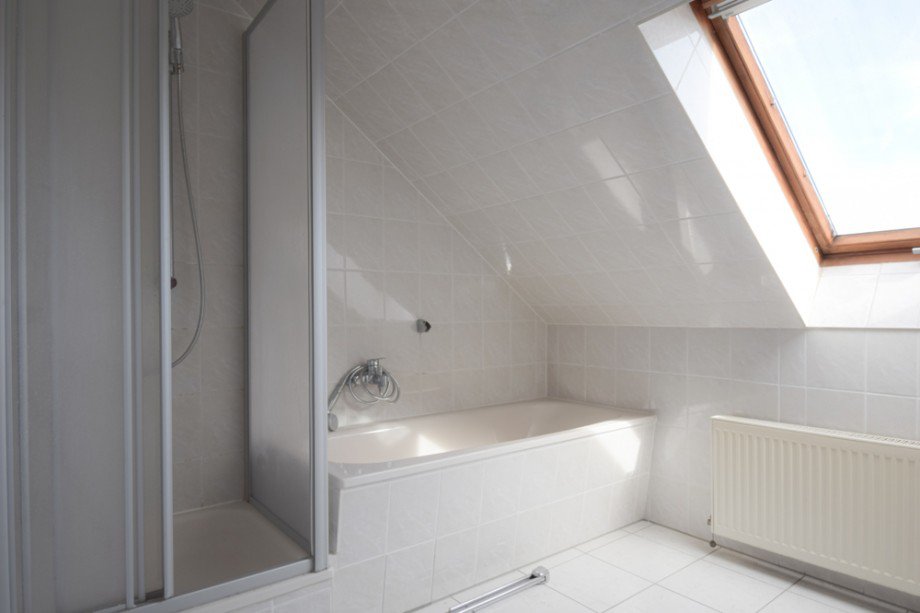 Bad mit Wanne und Dusche Dachgeschosswohnung Erfurt