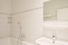 Badezimmer mit Badewanne Kleine Eigentumswohnung in Innenstadtn�he mit Balkon und EBK