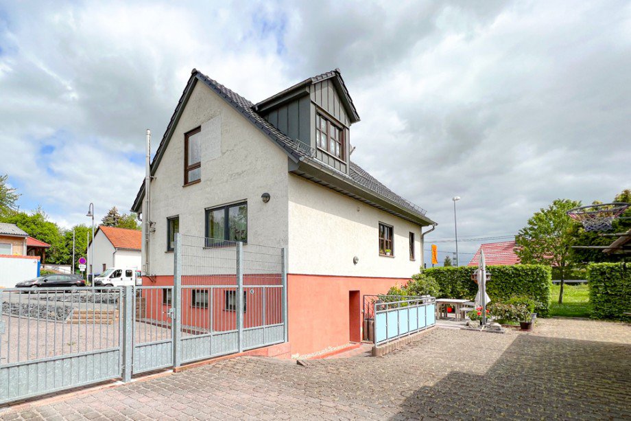 Hofansicht mit Terrasse und Garteneingang Einfamilienhaus Arnstadt