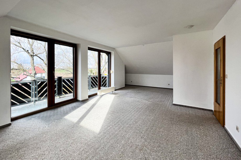 Wohnzimmer mit Balkon Dachgeschosswohnung Erfurt/ Gottstedt