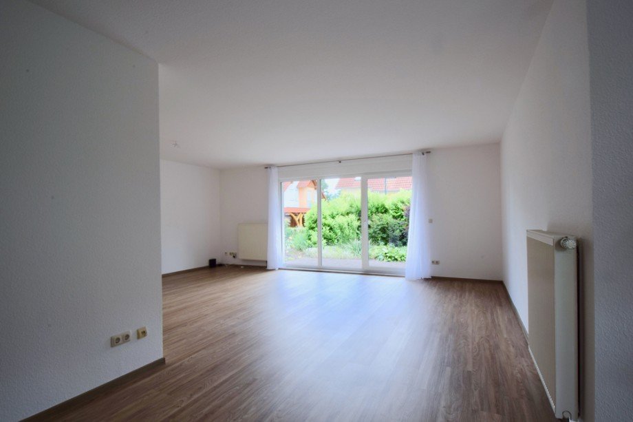 Wohnzimmer Blick zur Fensterfront Doppelhaush�lfte Erfurt