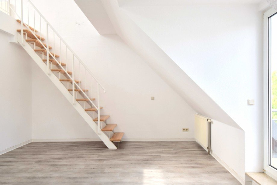 Wohnzimmer mit Treppe Dachgeschosswohnung Erfurt