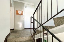 Treppenhaus Mehrfamilienhaus Renovierte Singlewohnung mit Balkon