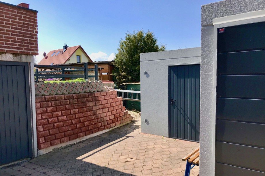 Im Hof zwischen den Garagen Einfamilienhaus Arnstadt/ Marlishausen