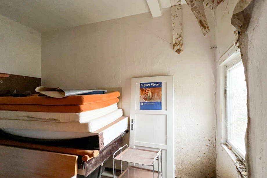 Kleines Zimmer mit Wasserschaden Haus Buttst�dt