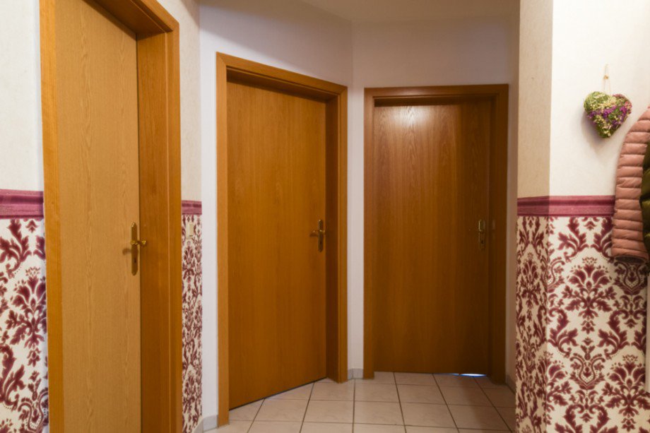 Wohnungsflur mit Zimmert�ren Erdgeschosswohnung Herbsleben