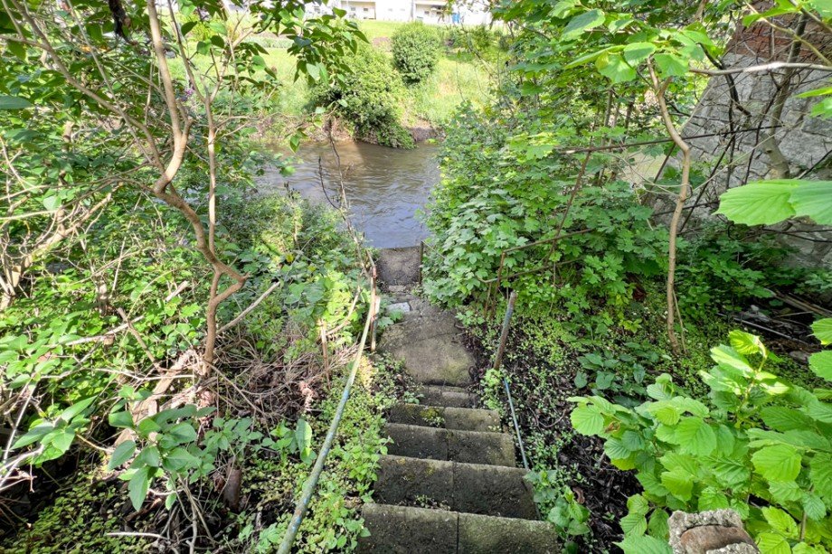 Treppe zum Fluss Bauernhaus Gro�heringen