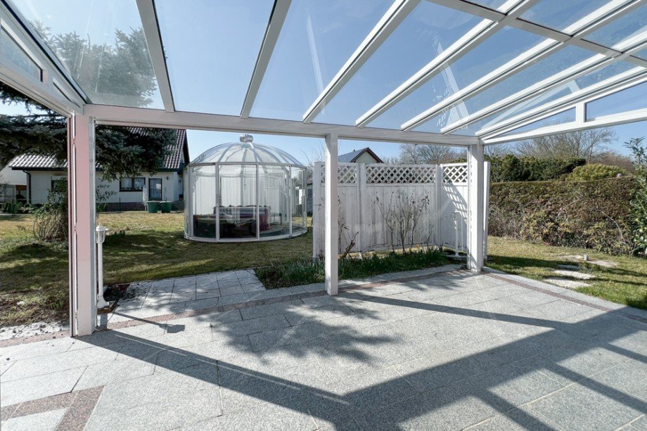 �berdachte Terrasse mit Whirlpool im Garten Einfamilienhaus Erfurt / Stotternheim
