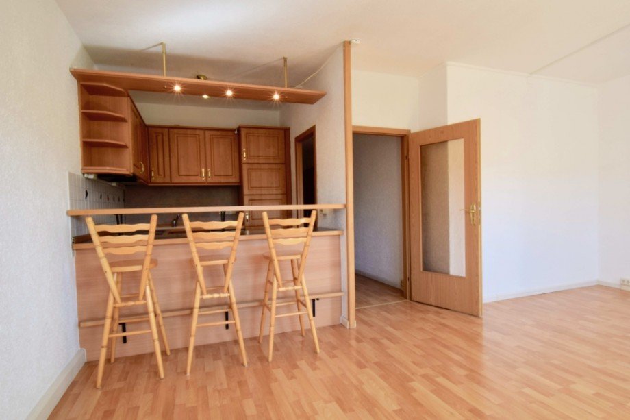 Wohnzimmer mit perfekt eingepa�ter Einbauk�che Etagenwohnung Eisenach