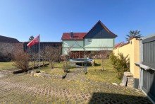 Garten mit Holzlager Liebevoll saniertes Bauernhaus mit Hinterhaus & Garten in Erfurt/ Bindersleben