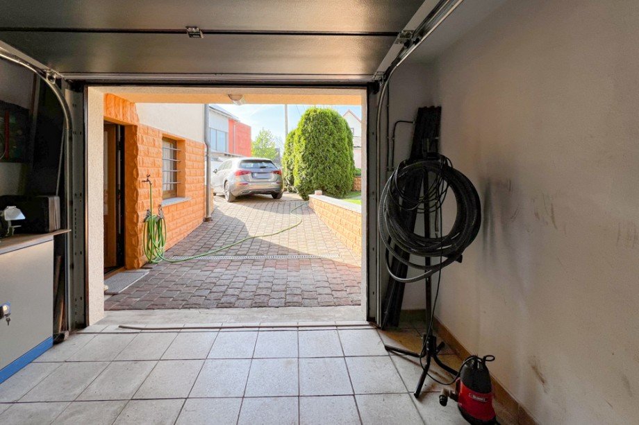 Garage mit Stellplatz in der Einfahrt Einfamilienhaus Kleinm�lsen