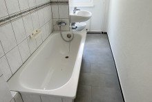 Badezimmer mit Badewanne Renovierte Singlewohnung mit Balkon