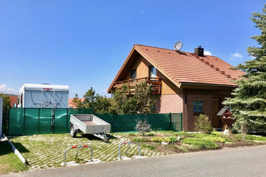 Parkpl�tze f�r gro�e und kleine Autos Einfamilienhaus Arnstadt/ Marlishausen