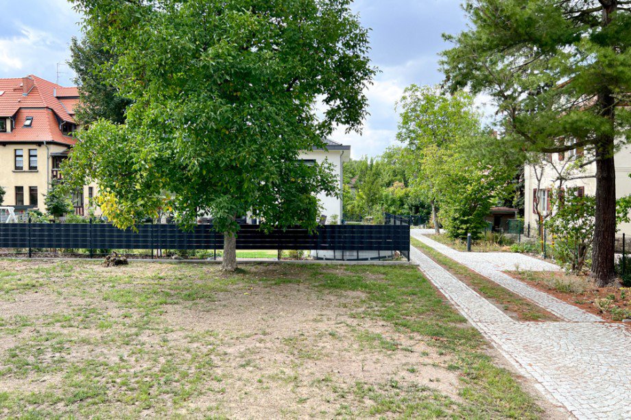 Blick durch den Garten mit Stellpl�tzen rechts Erdgeschosswohnung Arnstadt