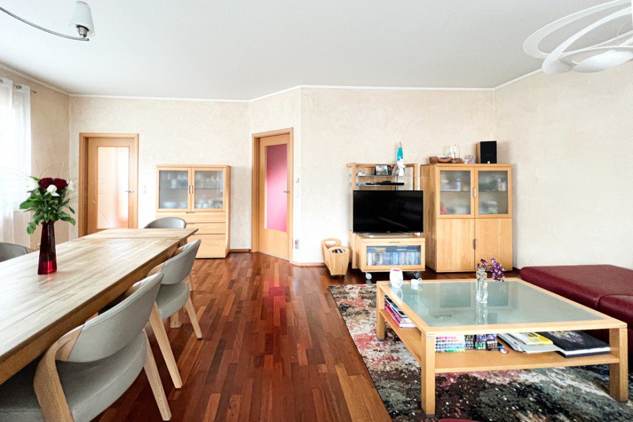 Wohnzimmer mit dirketem ZUgang vom Flur und aus K�che Einfamilienhaus Arnstadt
