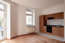 Wohnzimmer mit amerikanischer Ku Kleine Eigentumswohnung in Innenstadtn�he mit Balkon und EBK