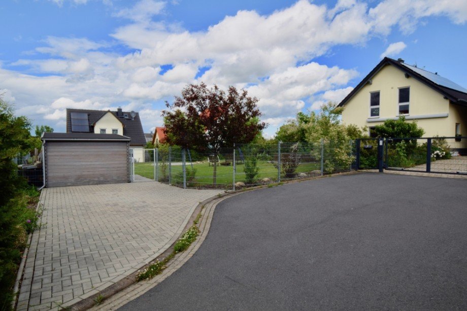 Zweiter Stellplatz und Eingang Gartenr�ckseite Einfamilienhaus Arnstadt / Marlishausen