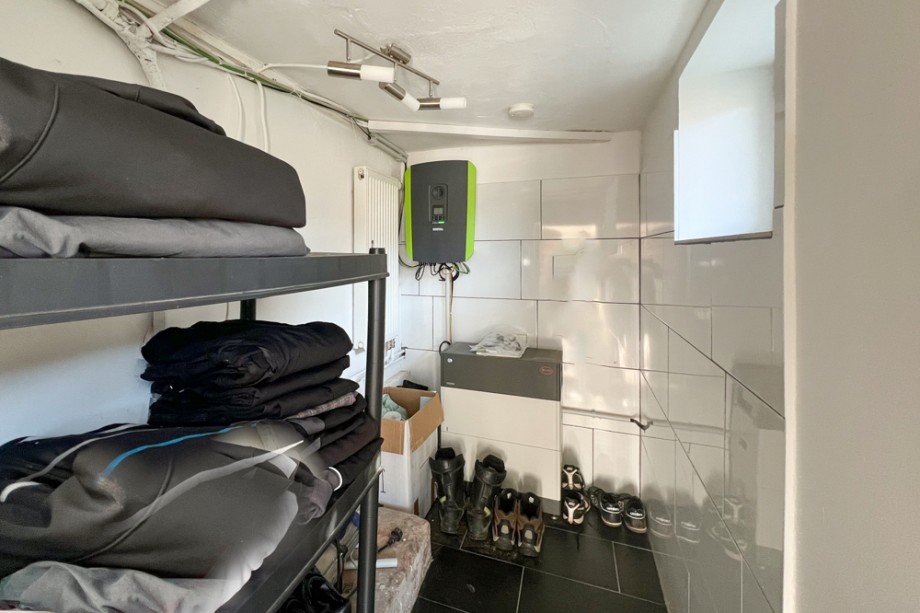 Abstellraum mit Photovoltaikwechselrichter und Speicher Einfamilienhaus Erfurt / Bindersleben