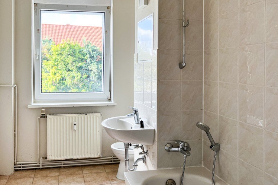 Tageslichtbad mit Badewanne Etagenwohnung Buttst�dt