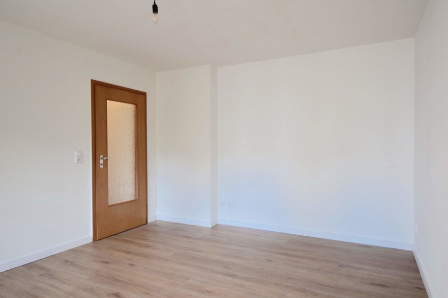 Wohnzimmer Blick zur T�r Erdgeschosswohnung Erfurt