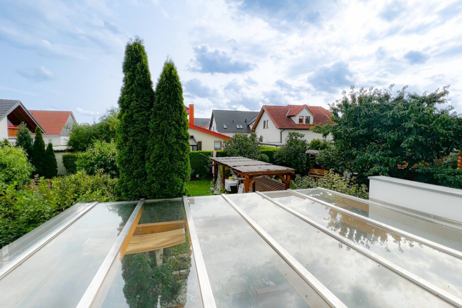 Blick auf das Terrassendach Reihenmittelhaus Grammetal