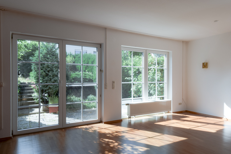 Wohnzimmer Terrassenfenster zum Garten Doppelhaush�lfte Erfurt/ Salomonsborn