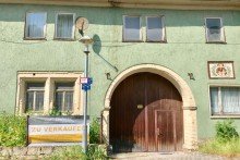 Toreinfahrt und Wappen_MFH Graonna Denkmalgesch�tzter Vierseitenhof im Herzen Gr�fentonnas