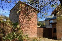 Toreinfahrt und R�ckansicht Nebengeb�ude Kleines Wohnhaus mit gro�em Potential